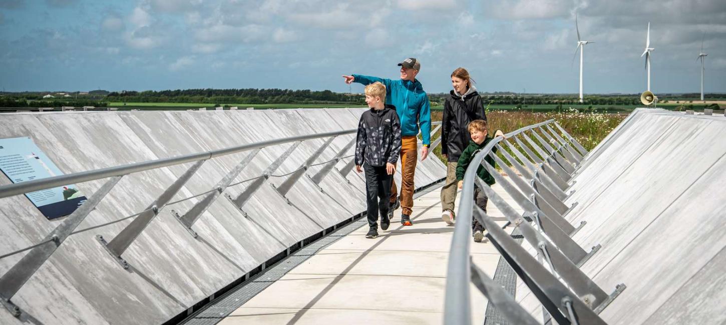 Familie som går en tur på volden i Naturkraft